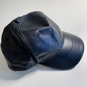 Shiny faux-leather cap🌿